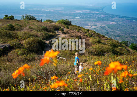 Eine Mutter mit ihrem Sohn besuche Vulkan Mombacho in Nicaragua. Blick auf Cocibolca See. Stockfoto