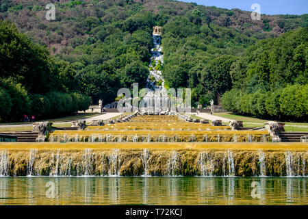 Große Wasserbecken sind das Zentrum der Gärten der "Reggia di Caserta'. In der Ferne sehen Sie einen hohen künstlichen Wasserfall. Stockfoto