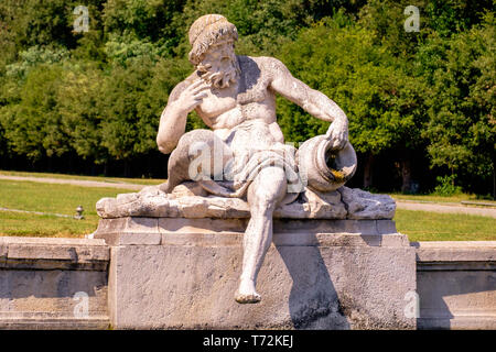 Dies ist eine Statue von einem Fluss Gott am Brunnen von Ceres, in den königlichen Gärten von "Reggia di Caserta'. Mythologie spielt eine wichtige Rolle bei der St Stockfoto