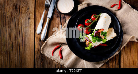 Leckere Wraps mit zog Schweinefleisch und Salat gefüllt Stockfoto