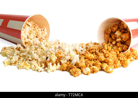 Umgeworfen Cups mit lecker Popcorn auf weißem Hintergrund Stockfoto