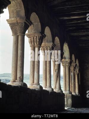 GALERIA PORTICADA DE LA IGLESIA DE SAN PEDRO DE CARACENA - SIGLO XII-ROMANICO ESPAÑOL. Ort: ST. PETER'S KIRCHE. CARACENA. Spanien. Stockfoto