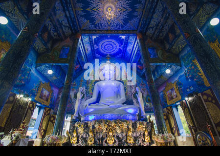 Rong Suea zehn Tempel oder Wat Rong Sua Zehn ist eine berühmte Tempel, ist eine schöne, moderne Dekoration mit grossen Buddha Bilder und schöne Thai Stockfoto