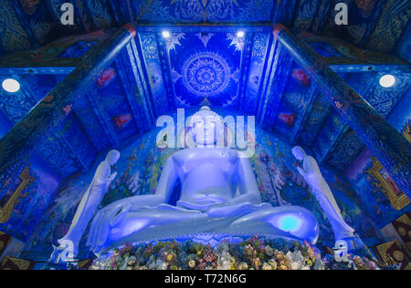 Rong Suea zehn Tempel oder Wat Rong Sua Zehn ist eine berühmte Tempel, ist eine schöne, moderne Dekoration mit grossen Buddha Bilder und schöne Thai Stockfoto