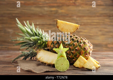 Zusammensetzung mit Reifen frische Ananas auf hölzernen Tisch Stockfoto