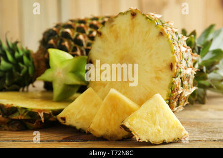 In Scheiben geschnittene frische Ananas auf Tisch, Nahaufnahme Stockfoto