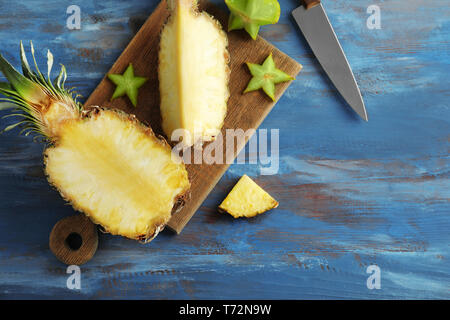 Frische Ananas auf hölzernen Tisch Reif Stockfoto