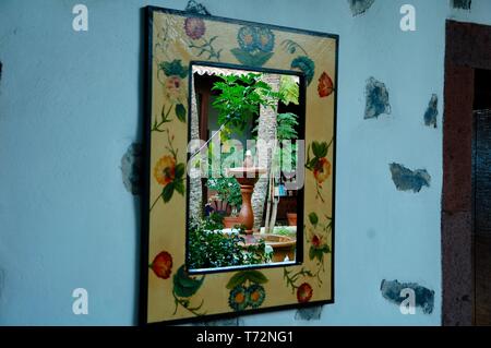 Spiegel in dem alten Haus, Spanien, La Gomera. Stockfoto