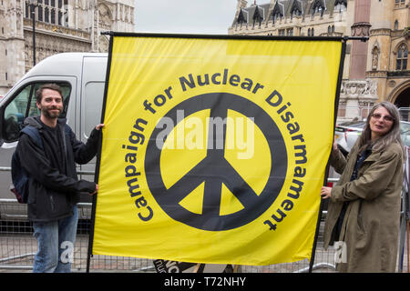 London: CND Protest gegen die Royal Navy National Service von Thanksgiving bis 50 Jahre ununterbrochen auf See Abschreckung" (CASD) in Westminster Abbey. Stockfoto