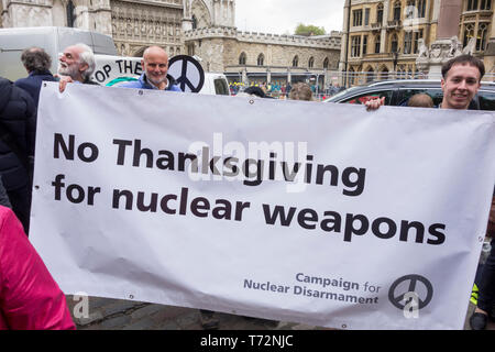 CND-Protest gegen die Royal Navy National Service von Thanksgiving bis 50 Jahre kontinuierliche Auf See Abschreckung in der Westminster Abbey. Stockfoto