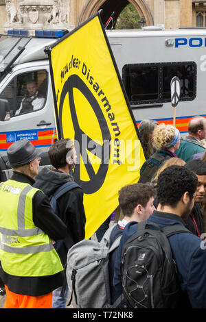 London: CND Protest gegen die Royal Navy National Service von Thanksgiving bis 50 Jahre ununterbrochen auf See Abschreckung" (CASD) in Westminster Abbey. Stockfoto