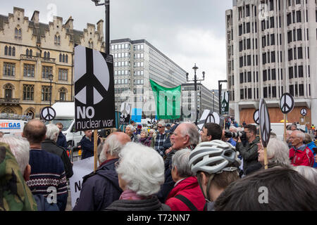 London: CND Protest gegen die Royal Navy National Service von Thanksgiving bis 50 Jahre ununterbrochen auf See Abschreckung" (CASD) in Westminster Abbey. Stockfoto