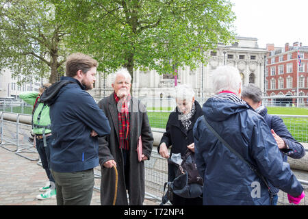 Bruce Kent bei CND Protest gegen die Royal Navy National Service Danksagung an Markus 50 Jahre ununterbrochen auf See Abschreckung' in der Westminster Abbey. Stockfoto