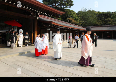 Tokio, Japan - April 7, 2019: Prozession Zeremonie der traditionellen Japanischen Hochzeit am Meiji Schrein, oder Meiji Jingu, in Tokio, Japan. Stockfoto