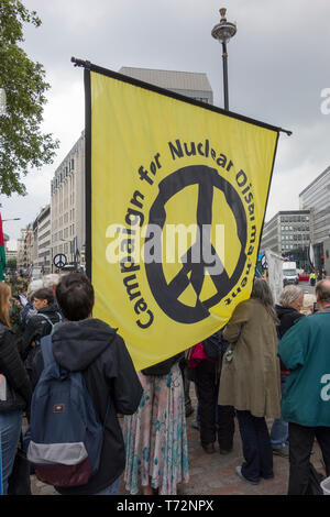 CND Protest gegen Royal Navy National Service of Thanksgiving anlässlich 50 Jahre ‘Continuous at Sea Deterrent’ (CASD) in Westminster Abbey. Stockfoto