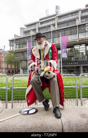 London: CND Protest gegen die Royal Navy National Service von Thanksgiving bis 50 Jahre ununterbrochen auf See Abschreckung" (CASD) in Westminster Abbey. Stockfoto