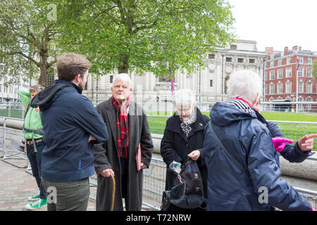Bruce Kent bei CND Protest gegen die Royal Navy National Service Danksagung an Markus 50 Jahre ununterbrochen auf See Abschreckung' in der Westminster Abbey. Stockfoto