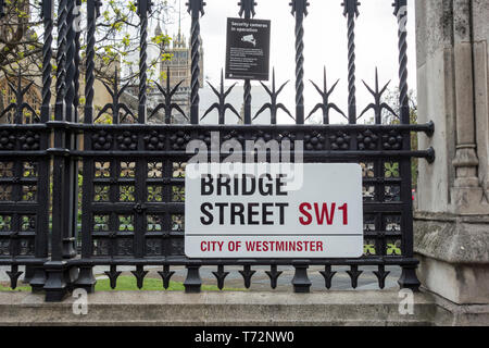 Bridge Street Road Sign in Westminster außerhalb des Houses of Parliament, London, UK Stockfoto