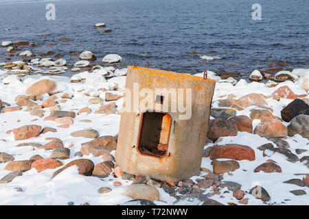 Abgebrochene Grenze forifications auf Ostsee Küste im Norden Estlands Stockfoto