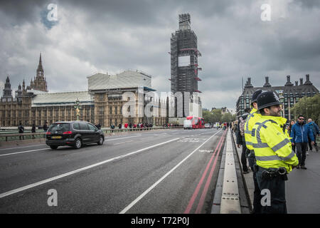 Zwei Londoner Polizisten stehen auf die Westminster Bridge, London, UK Stockfoto