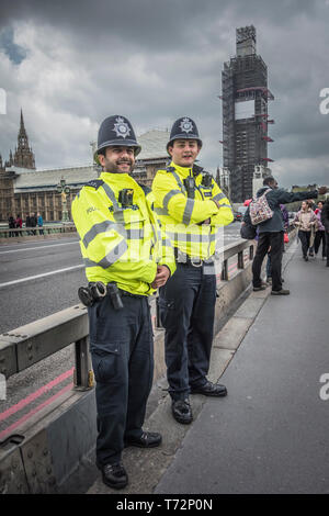 Zwei Londoner Polizisten stehen auf die Westminster Bridge, London, UK Stockfoto