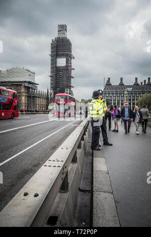 Zwei Londoner Polizisten stehen auf die Westminster Bridge, London, UK Stockfoto