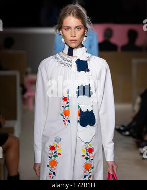 New York, NY - 02.Mai 2019: Rebecca Leigh Longendyke Spaziergänge die Landebahn während der Prada Resort 2020 Sammlung Stockfoto