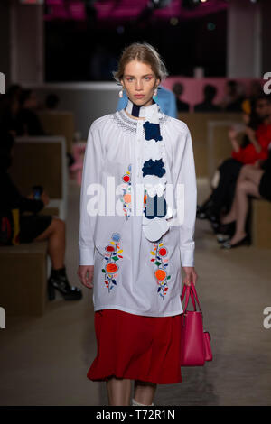 New York, NY - 02.Mai 2019: Rebecca Leigh Longendyke Spaziergänge die Landebahn während der Prada Resort 2020 Sammlung Stockfoto