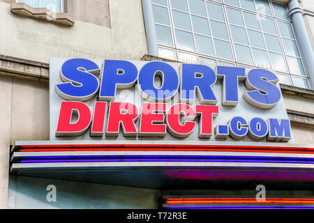 Sportsdirect, kom Zeichen auf Sport Direkt Shop in der Oxford Street, London. Stockfoto