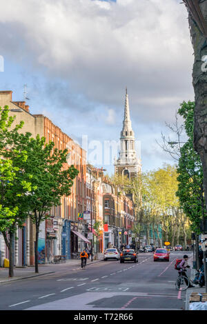 Blick nach Süden hinunter Upper Street, Islington, Richtung St Mary's Church. Stockfoto