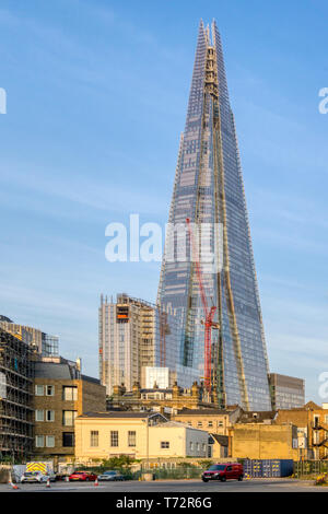 Der Shard Büro hochhaus in Southwark towers über die umliegenden Gebäude. Stockfoto