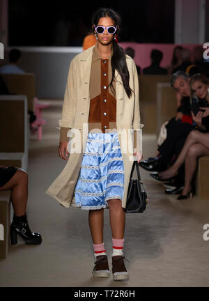 New York, NY - 02.Mai 2019: Jordanien Daniels geht der Start- und Landebahn während der Prada Resort 2020 Sammlung Stockfoto