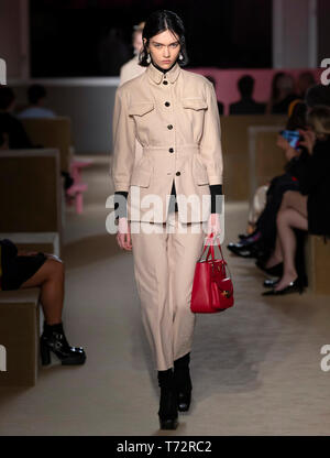 New York, NY - 02.Mai 2019: Steinberg geht der Start- und Landebahn während der Prada Resort 2020 Sammlung Stockfoto