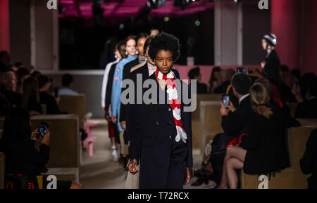 New York, NY - 02.Mai 2019: Modelle gehen die Landebahn während der Prada Resort 2020 Sammlung Stockfoto