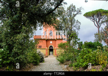 In Pegli, Italien, April/02/2018 - mittelalterliche Burg im Park der Villa Durazzo - Pallavicini Stockfoto