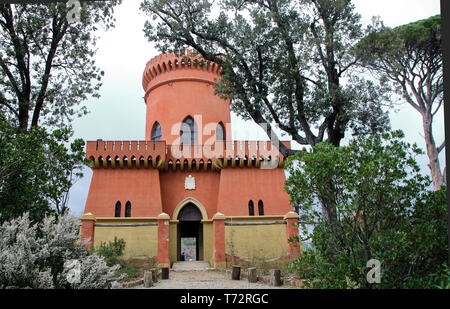 In Pegli, Italien, April/02/2018 - mittelalterliche Burg im Park der Villa Durazzo - Pallavicini Stockfoto