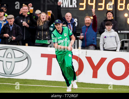 Irlands Mark Adair Fänge Englands David Willey Kugel während der eine Tag Länderspiel in Malahide Cricket Club, Dublin. Stockfoto