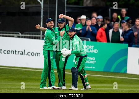 Irlands Mark Adair gratuliert von Teamkollegen und Andrew Balbirnie (links) und Wicket Keeper Gary Wilson, nach dem Fang Englands David Willey Kugel während der eine Tag Länderspiel in Malahide Cricket Club, Dublin. Stockfoto