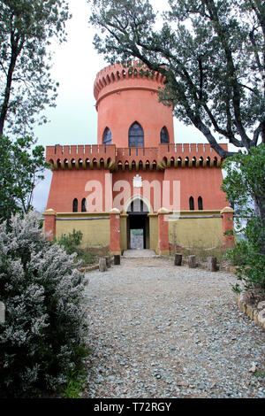 In Pegli, Italien, April/02/2018 - mittelalterliche Burg im Park der Villa Durazzo - Pallavicini Stockfoto