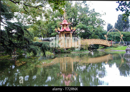 In Pegli, Italien, April/02/2018 - Die chinesische Pagode in te Park der Villa Durazzo - Pallavicini Stockfoto