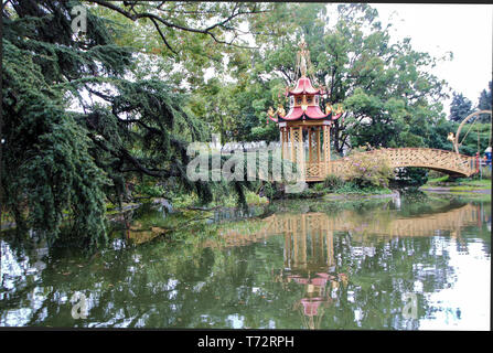 In Pegli, Italien, April/02/2018 - Die chinesische Pagode in te Park der Villa Durazzo - Pallavicini Stockfoto