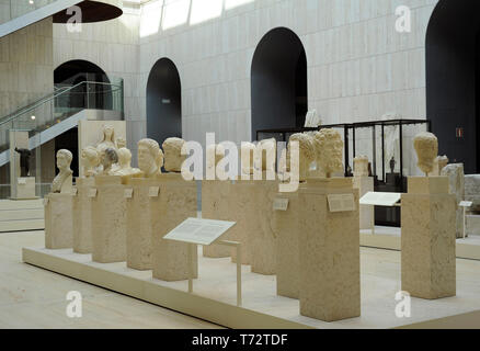 Spanien. Madrid. Nationalen Archäologischen Museum. Innenraum der ein Zimmer mit römischen Büsten. Stockfoto