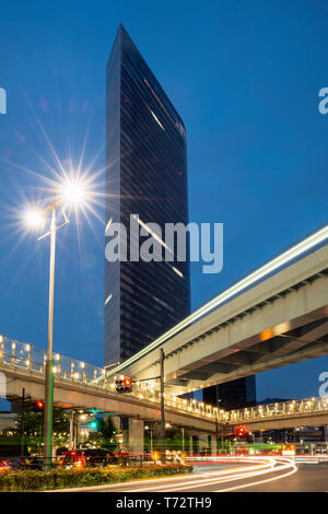 Dentsu Gebäude in Shiodome, Tokio, Japan Stockfoto