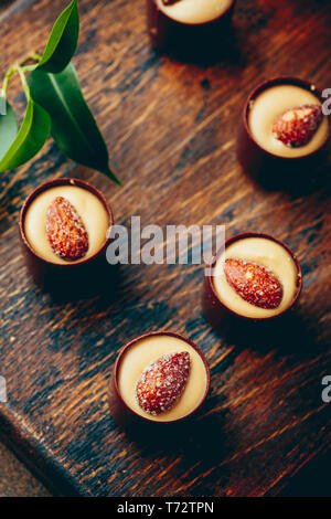 Pralinen Sortiment und Kaffee Stockfoto