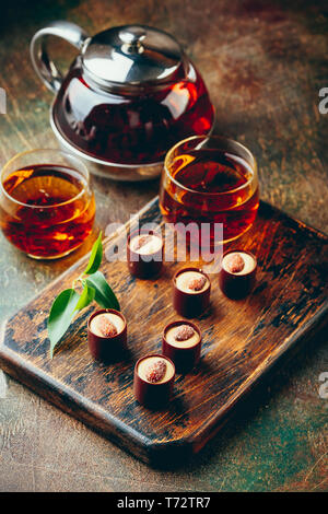 Pralinen Sortiment und Kaffee Stockfoto