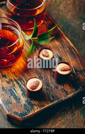 Pralinen Sortiment und Kaffee Stockfoto