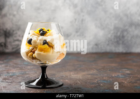 Gesunde 2-in-1-Dessert trifle Stockfoto