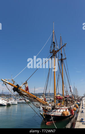 LA SPEZIA, Ligurien/Italien - 19. April: Alte segeln Clipper in La Spezia Ligurien Italien am 19. April 2019. Vier nicht identifizierte Personen Stockfoto