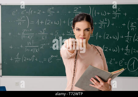 Lehrerin stand vor der Tafel Stockfoto