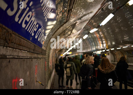 Die Menschen auf dem Bahnsteig warten auf den Zug in die U-Bahn in die Stadt Paris Stockfoto